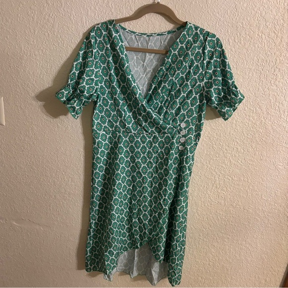 Dresses & Skirts - Green Patterned Wrap Dress